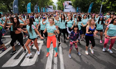 Más de 3 mil mujeres se tomaron la calle para bailar y quemar calorías