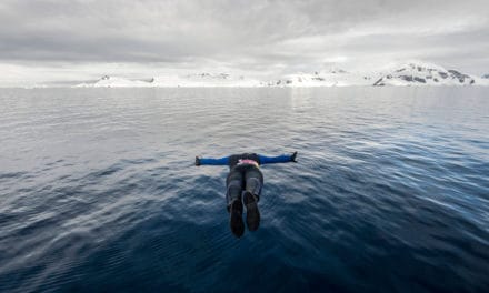El impresionante clavado de Orlando Duque en las frías aguas de la Antártica