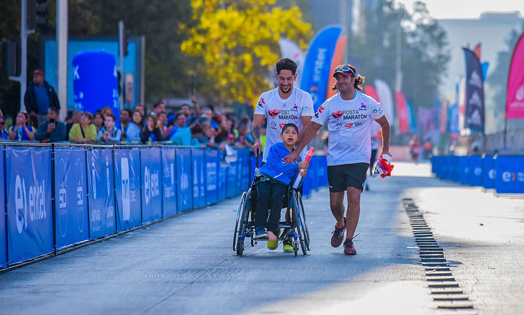 La emoción de cruzar la meta en Maratón Social del Maratón de Santiago