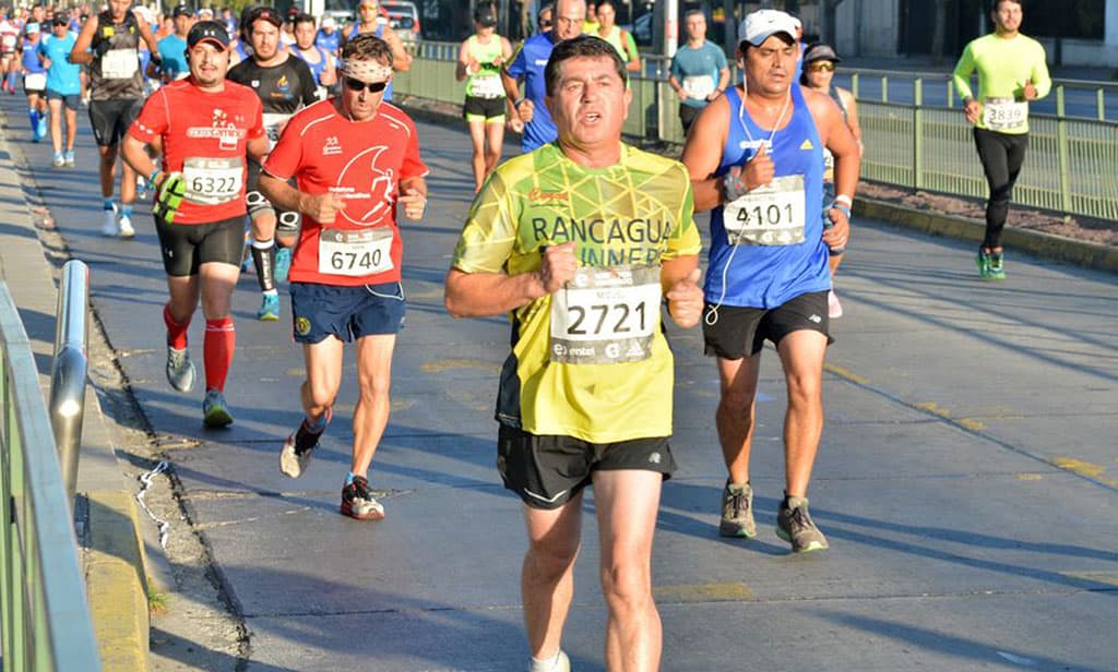 Maratón de Santiago y Turbus entregan incentivo a corredores de regiones