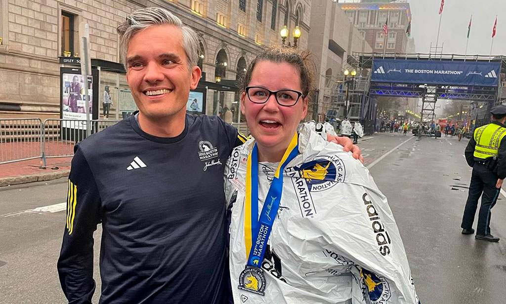 Corredor regala su medalla finisher del Maratón de Boston a maratonista debutante