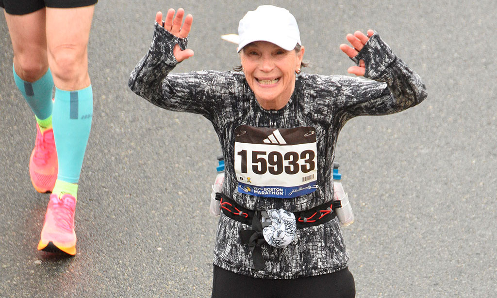 Enfermera de 77 años completa su Maratón de Boston número 37 consecutivo
