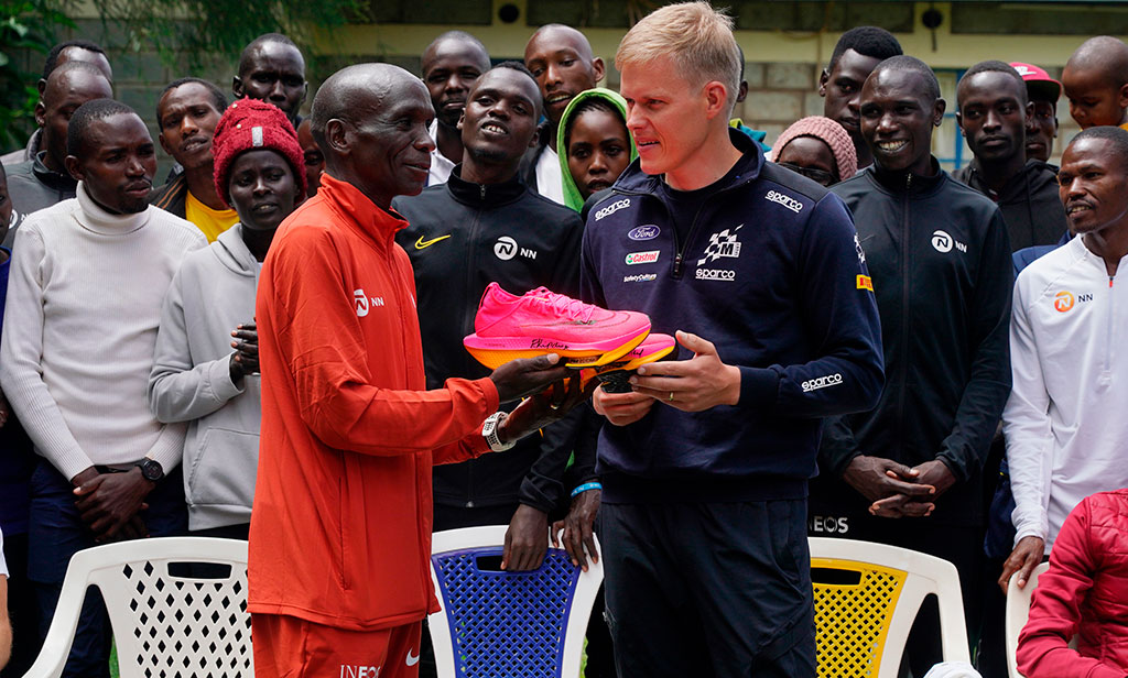 Reunión entre Ott Tänak y Pierre-Louis Loubet con Eliud Kipchoge