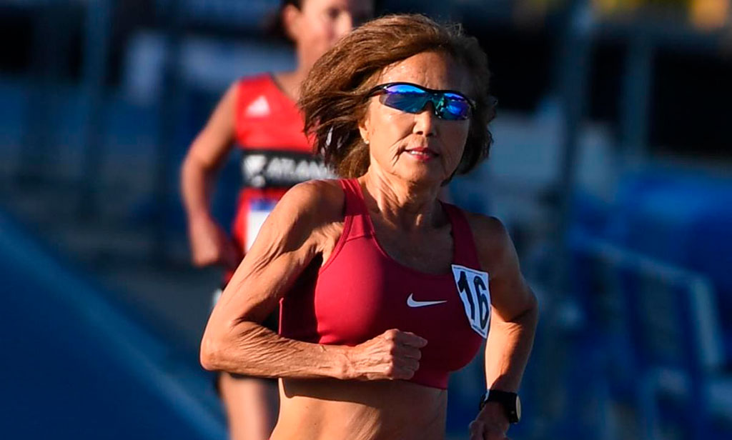 Mujer de 75 años rompe tres récords mundiales en su categoría de edad
