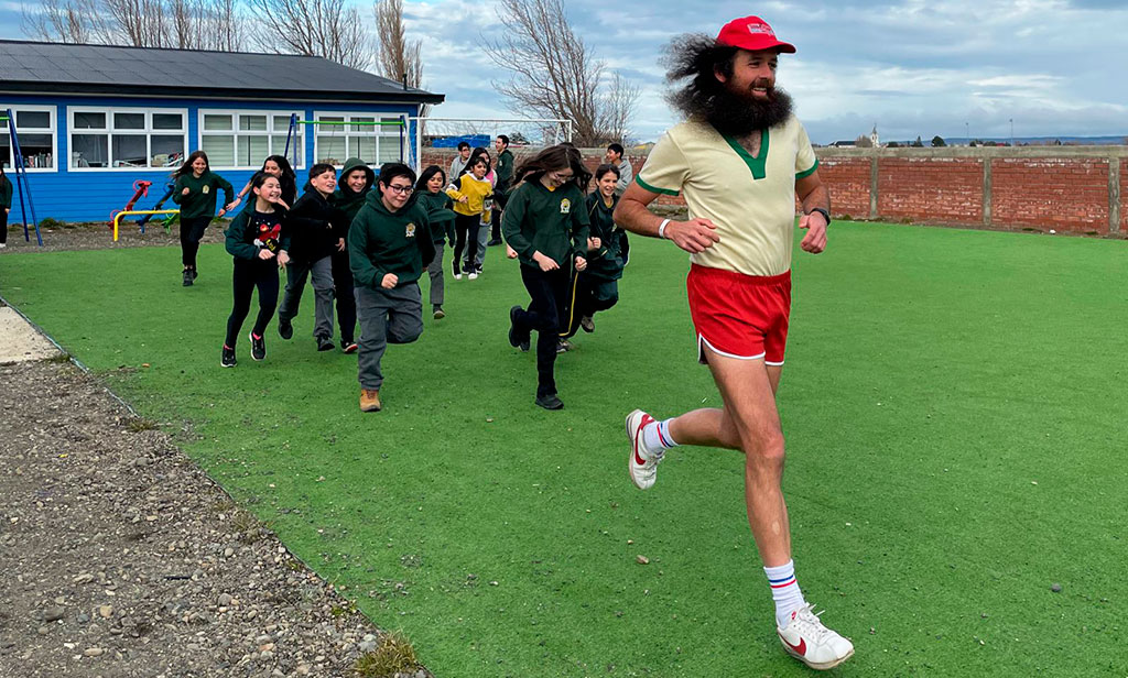 'Forrest Gump chileno' inspira a estudiantes de la Escuela Baudilia Avendaño en Puerto Natales