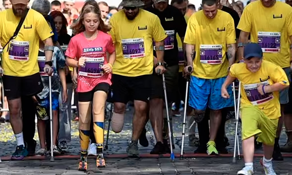 Niña ucraniana víctima de ataque ruso inspira al Mundo al correr en Medio Maratón de Lviv