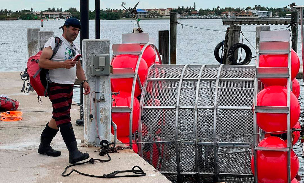 Ultrarunner detenido en su intento de cruzar el Océano Atlántico en una rueda de hámster gigante