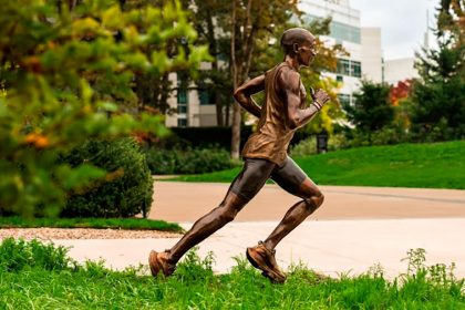 Nike rinde homenaje a Eliud Kipchoge con estatua y pista de atletismo