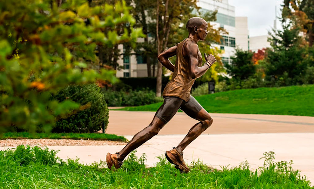 Nike rinde homenaje a Eliud Kipchoge con estatua y pista de atletismo