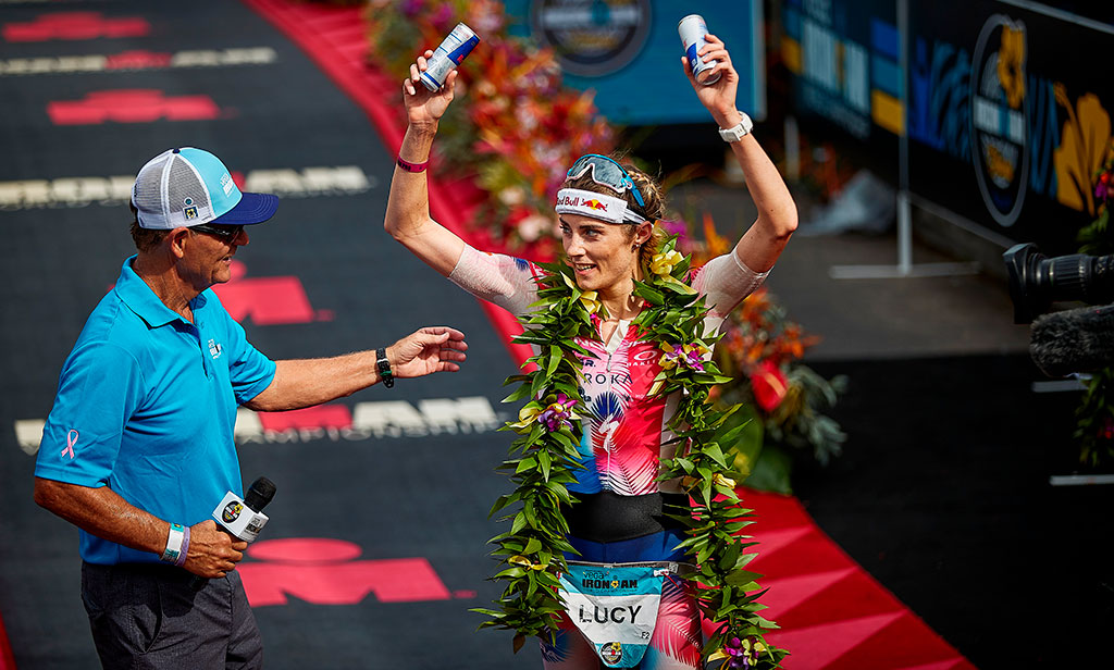 Triatleta británica Lucy Charles-Barclay logra un récord y conquista el título en el Campeonato Mundial Ironman en Hawaii