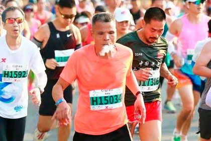 Corredor fumador descalificado en el Maratón de Xiamen