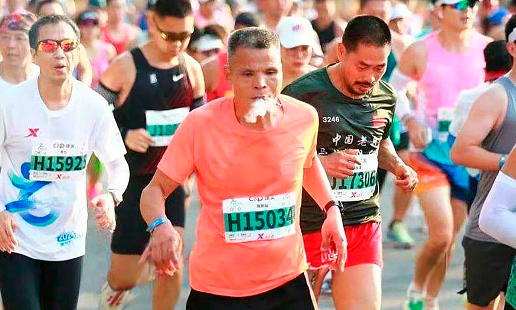 Corredor fumador descalificado en el Maratón de Xiamen