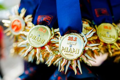 Seguridad aeroportuaria confisca medallas "estrella ninja" del Maratón de Miami
