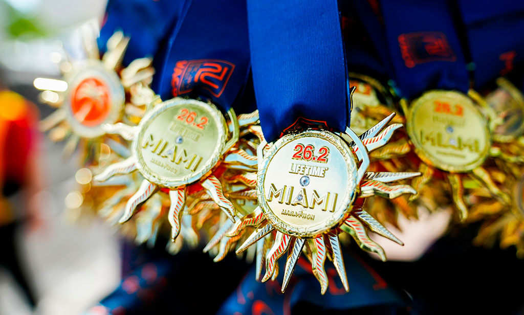 Seguridad aeroportuaria confisca medallas "estrella ninja" del Maratón de Miami