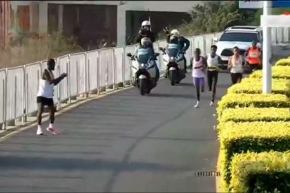 Inusual estrategia: Corredor keniano se detiene en el Maratón de Xiamen 2024