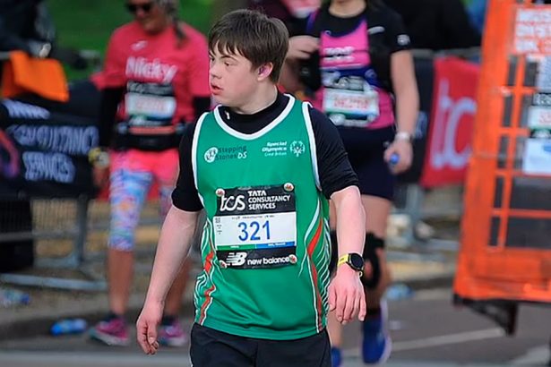Joven británico con Síndrome de Down completa el Maratón de Londres