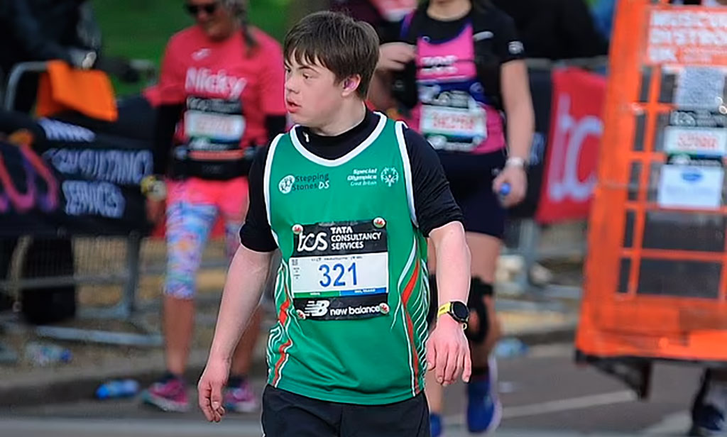 Joven británico con Síndrome de Down completa el Maratón de Londres