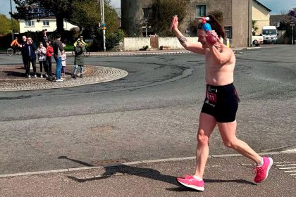 Mujer con cicatrices de mastectomía correrá el Maratón de Londres topless