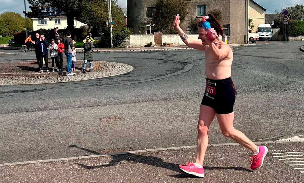 Mujer con cicatrices de mastectomía correrá el Maratón de Londres topless