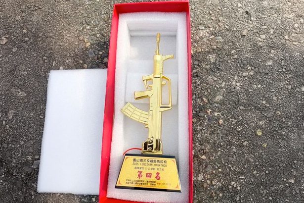 Polémica en Taiwán: Entregan trofeos con forma de rifle chino