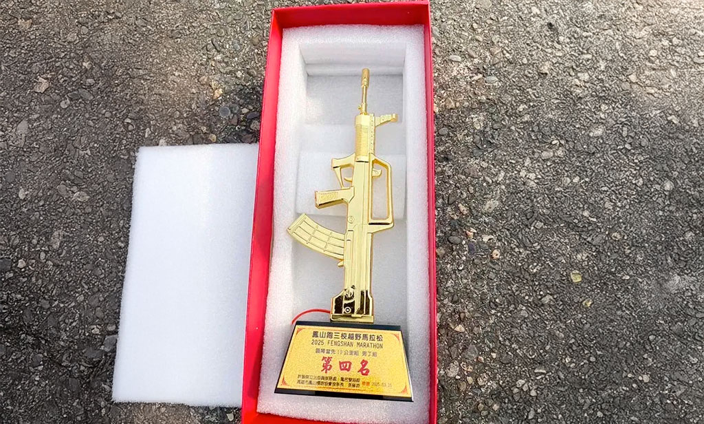 Polémica en Taiwán: Entregan trofeos con forma de rifle chino