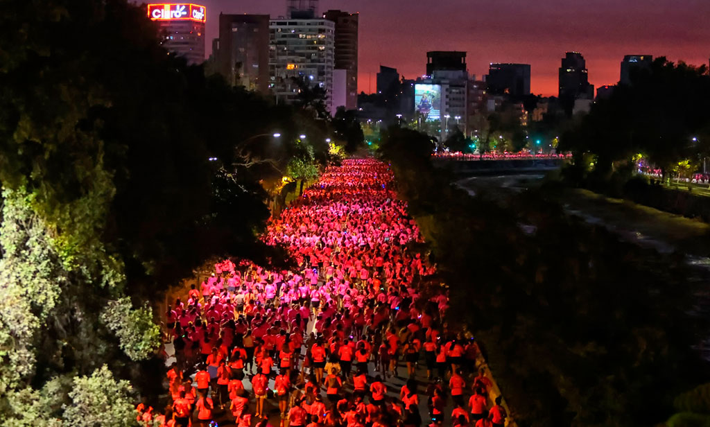 Women's Night Out 2025: Más de 6 mil mujeres iluminaron la noche de fucsia en una carrera inolvidable