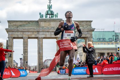 Sabastian Sawe lidera un Maratón de Berlín con sabor a récord