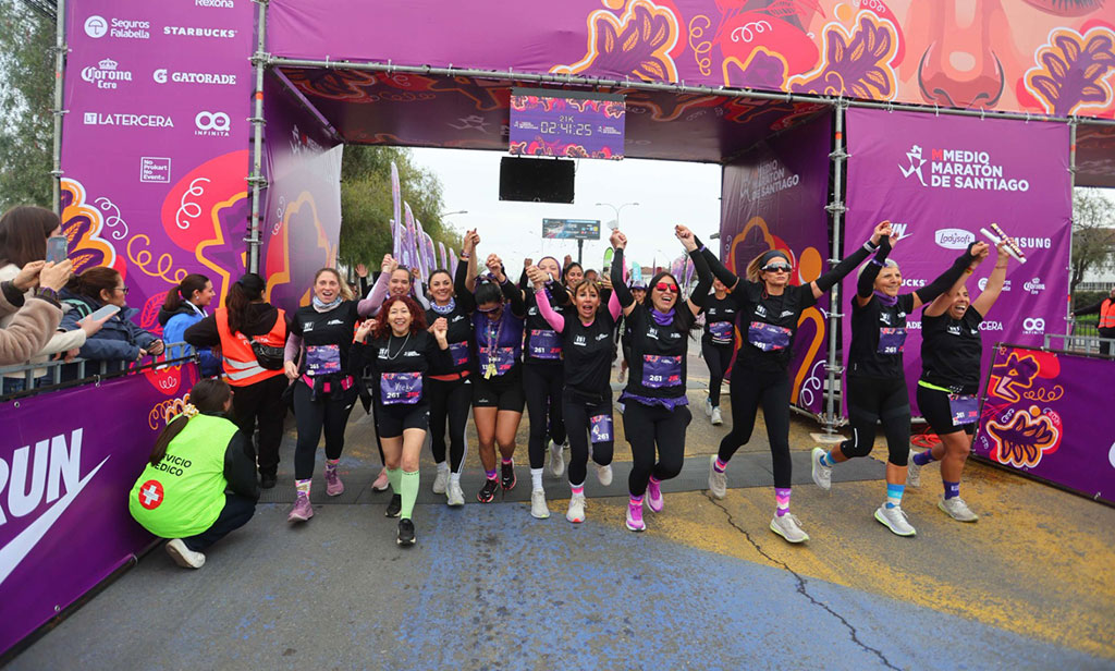 Mujeres unidas: 261 Fearless Club Chile brilló en el Medio Maratón de Santiago