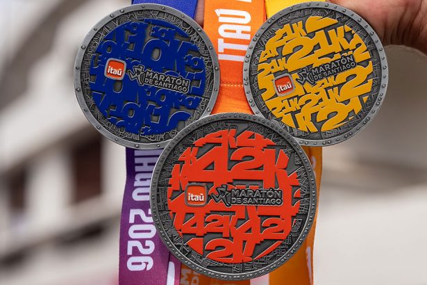 El Maratón de Santiago 2026 presenta sus medallas y suma beneficios para corredores
