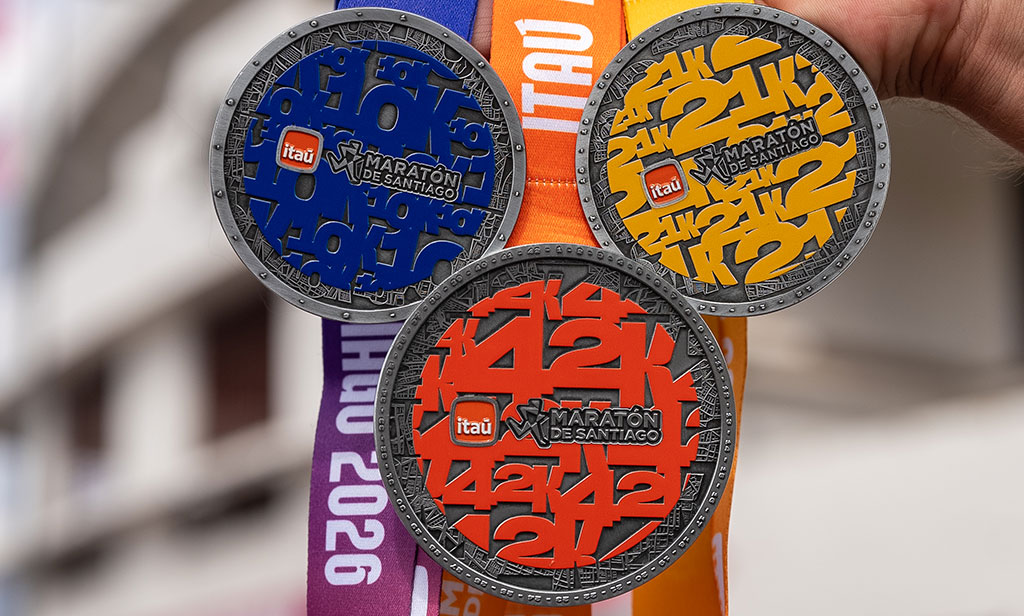 El Maratón de Santiago 2026 presenta sus medallas y suma beneficios para corredores