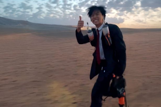 Del escritorio al desierto: el corredor que desafió el Marathon des Sables vestido de traje