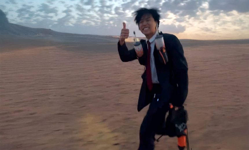 Del escritorio al desierto: el corredor que desafió el Marathon des Sables vestido de traje