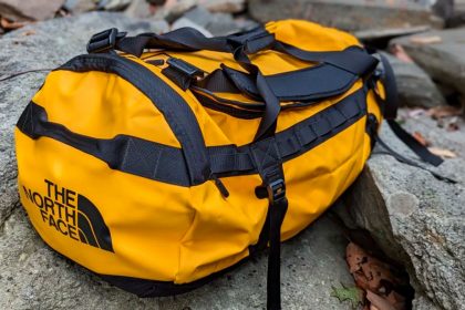 The North Face Base Camp Duffel: De la expedición al aeropuerto