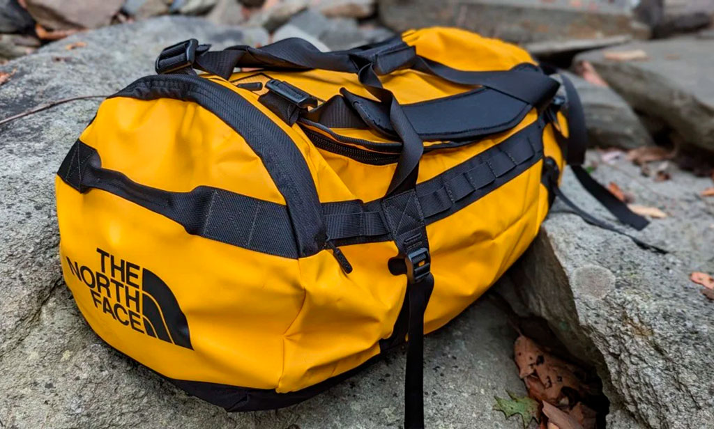 The North Face Base Camp Duffel: De la expedición al aeropuerto