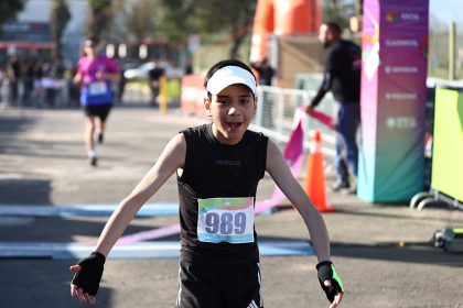 Correcamilo, niño autista de Chiloé, llegando a la meta de Infinity Run en Quilín