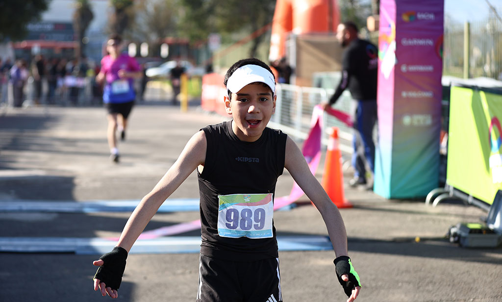 Correcamilo, niño autista de Chiloé, llegando a la meta de Infinity Run en Quilín