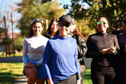 Joan Benoit Samuelson junto a corredores en la previa del Itaú Medio Maratón de Santiago