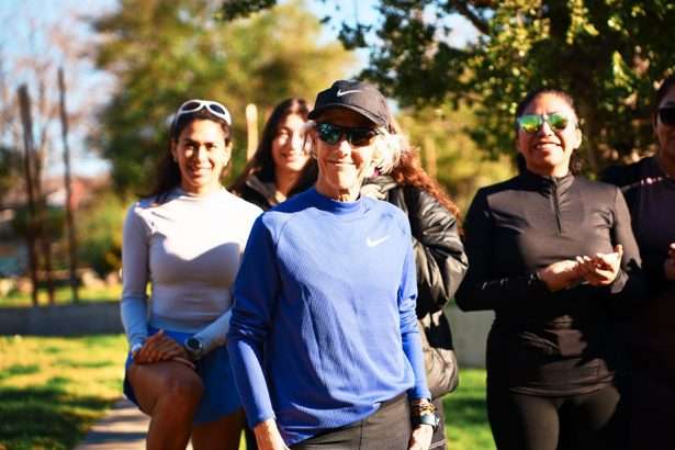 Joan Benoit Samuelson junto a corredores en la previa del Itaú Medio Maratón de Santiago