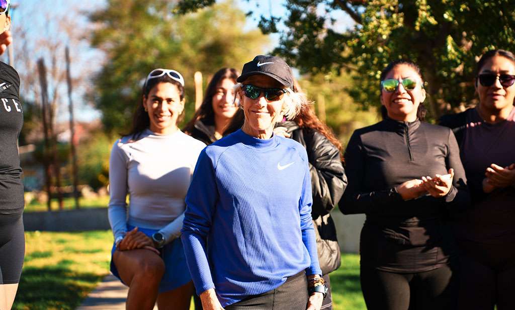 Joan Benoit Samuelson junto a corredores en la previa del Itaú Medio Maratón de Santiago