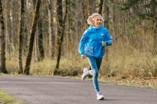 Joan Benoit Samuelson corriendo al aire libre