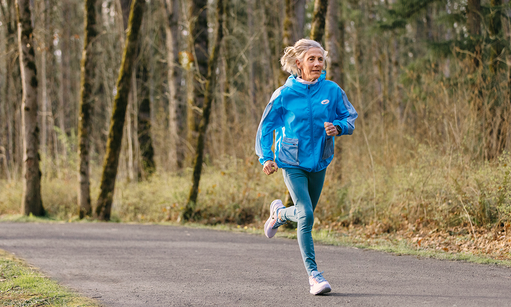 Joan Benoit Samuelson corriendo al aire libre
