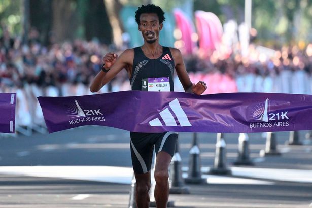 Yomif Kejelcha llegando a la meta del Medio Maratón de Buenos Aires 2026