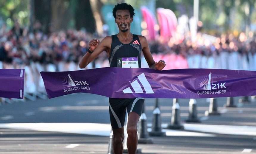 Yomif Kejelcha llegando a la meta del Medio Maratón de Buenos Aires 2026