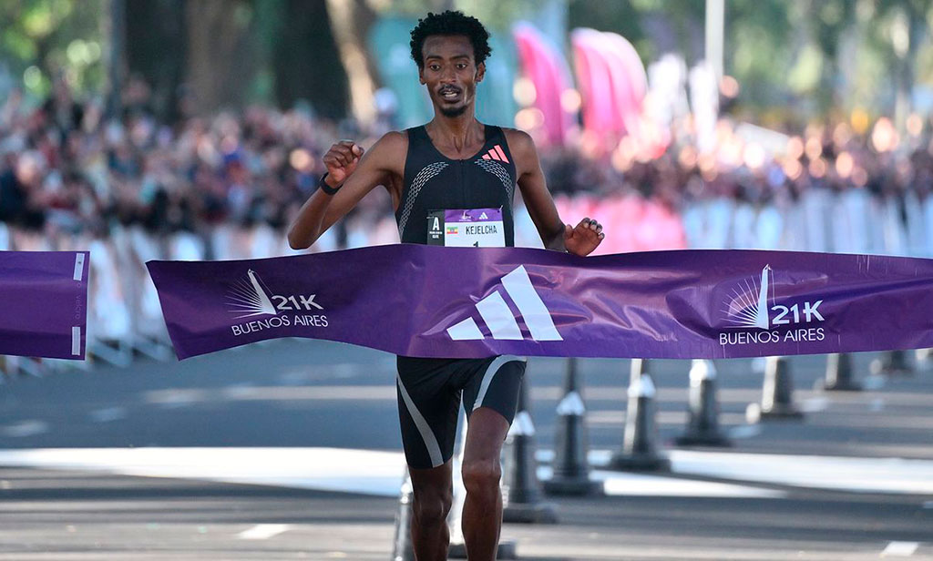 Yomif Kejelcha llegando a la meta del Medio Maratón de Buenos Aires 2026