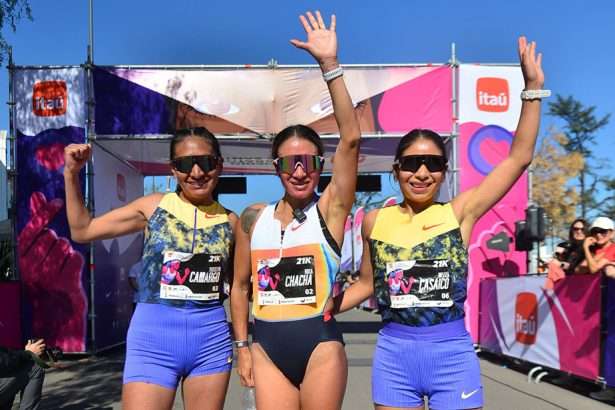 Podio de 21K del Itaú Medio Maratón de Santiago 2026