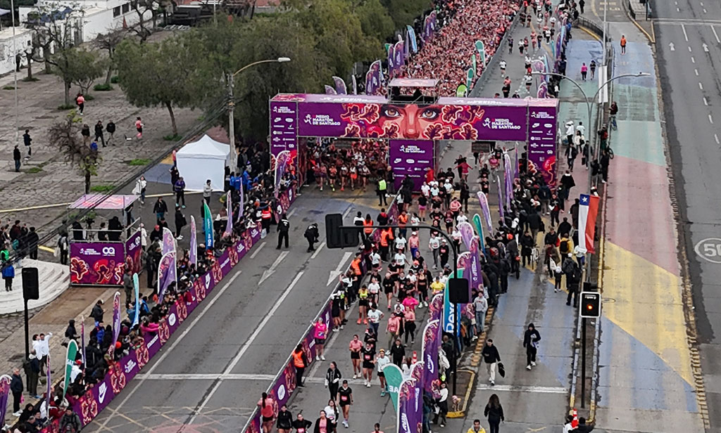 Vista aérea de la largada y meta del Itaú Medio Maratón de Santiago