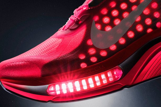Detalle de la luz pasando a través de la suela con unidad Air Zoom expuesta de las zapatillas Nike Pegasus Plus 2.