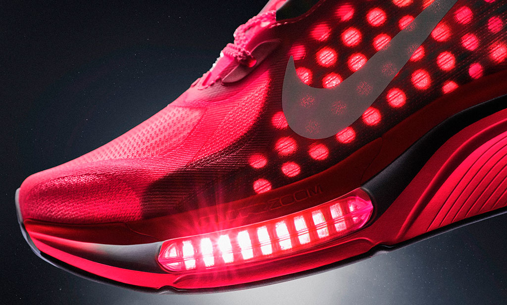 Detalle de la luz pasando a través de la suela con unidad Air Zoom expuesta de las zapatillas Nike Pegasus Plus 2.