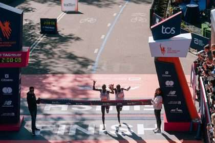 Benson Kipruto y Alex Mutiso llegando a la meta del Maratón de Nueva York 2025