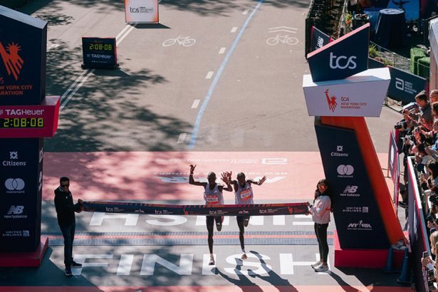 Benson Kipruto y Alex Mutiso llegando a la meta del Maratón de Nueva York 2025